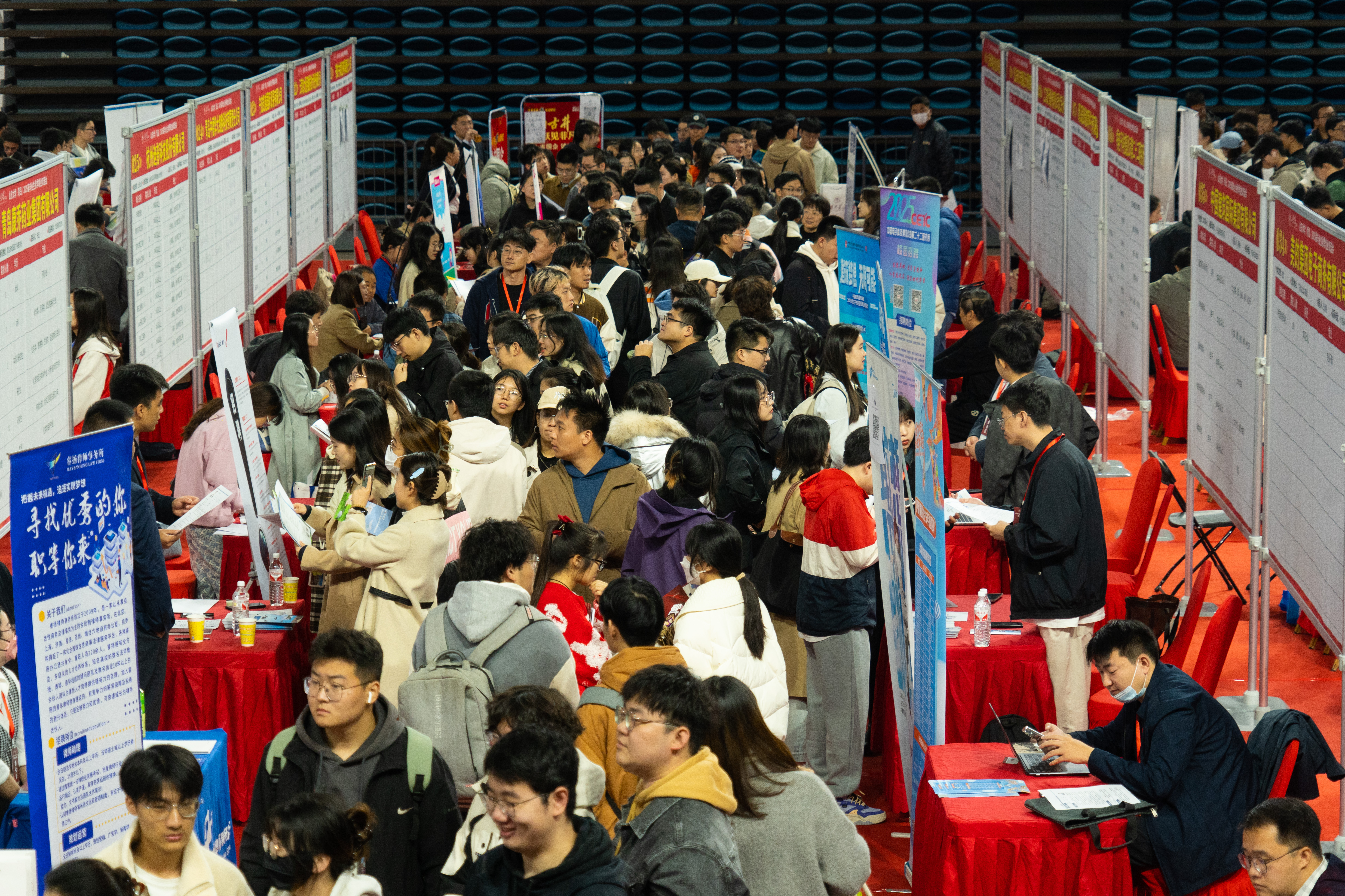 5.过道人流涌动.jpg
