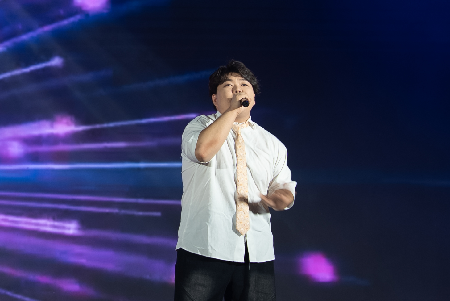 唱歌单人2.jpg